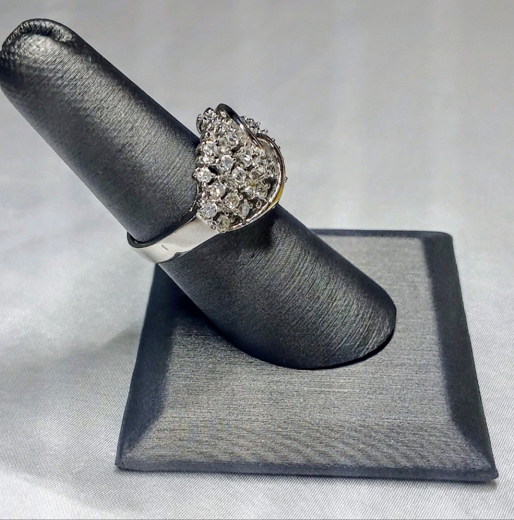 Absolutely beautiful Rhodium plated 925 sterling silver ring with CZ.   SIZE  7. - Picture 4 of 8